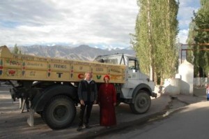 nel corso della visita estiva Miss Thupten posa sorridente con il Presidente di Italian Amala davanti al nuovissimo tipper trukh