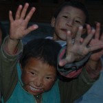 Bambini nomadi tibetani ritratti a Sumdo