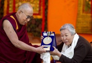 SUA SANTITA' IL DALAI LAMA E  AMA JETSUN PEMA CON PREMIO RICEVUTO