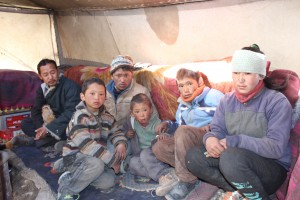 jangthang, il Direttore del Tibetan Children's Village in visita a una famiglia di nomadi profughi tibetani 066